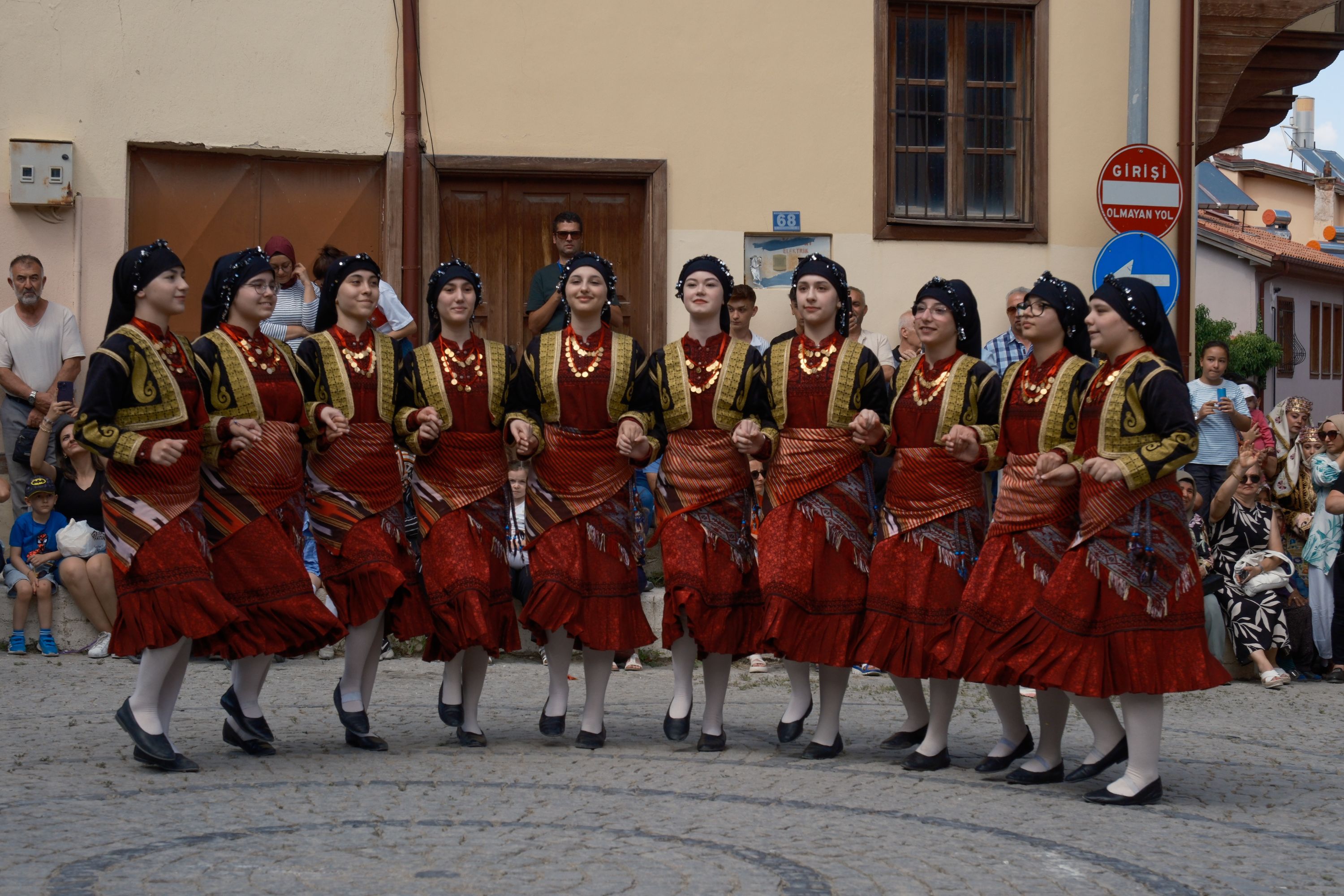 Yerli ve Yabancı Halk Dansları