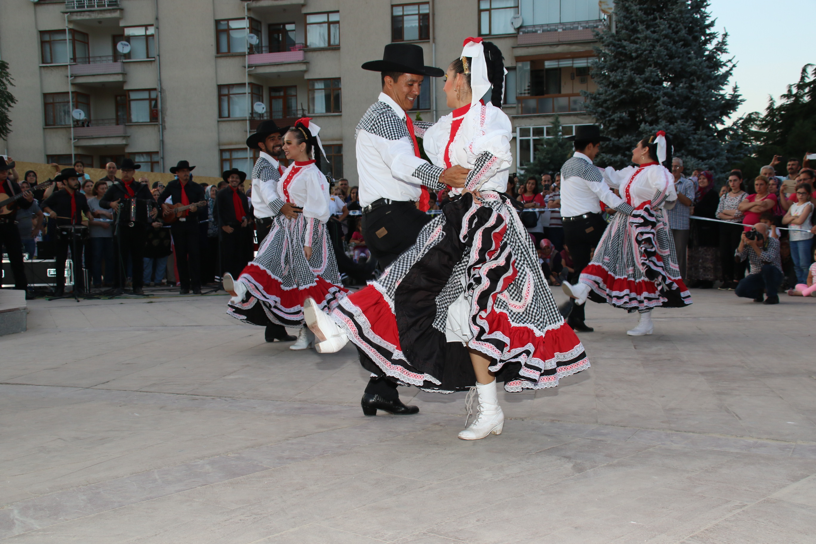 Uluslararasi halk danslari 011