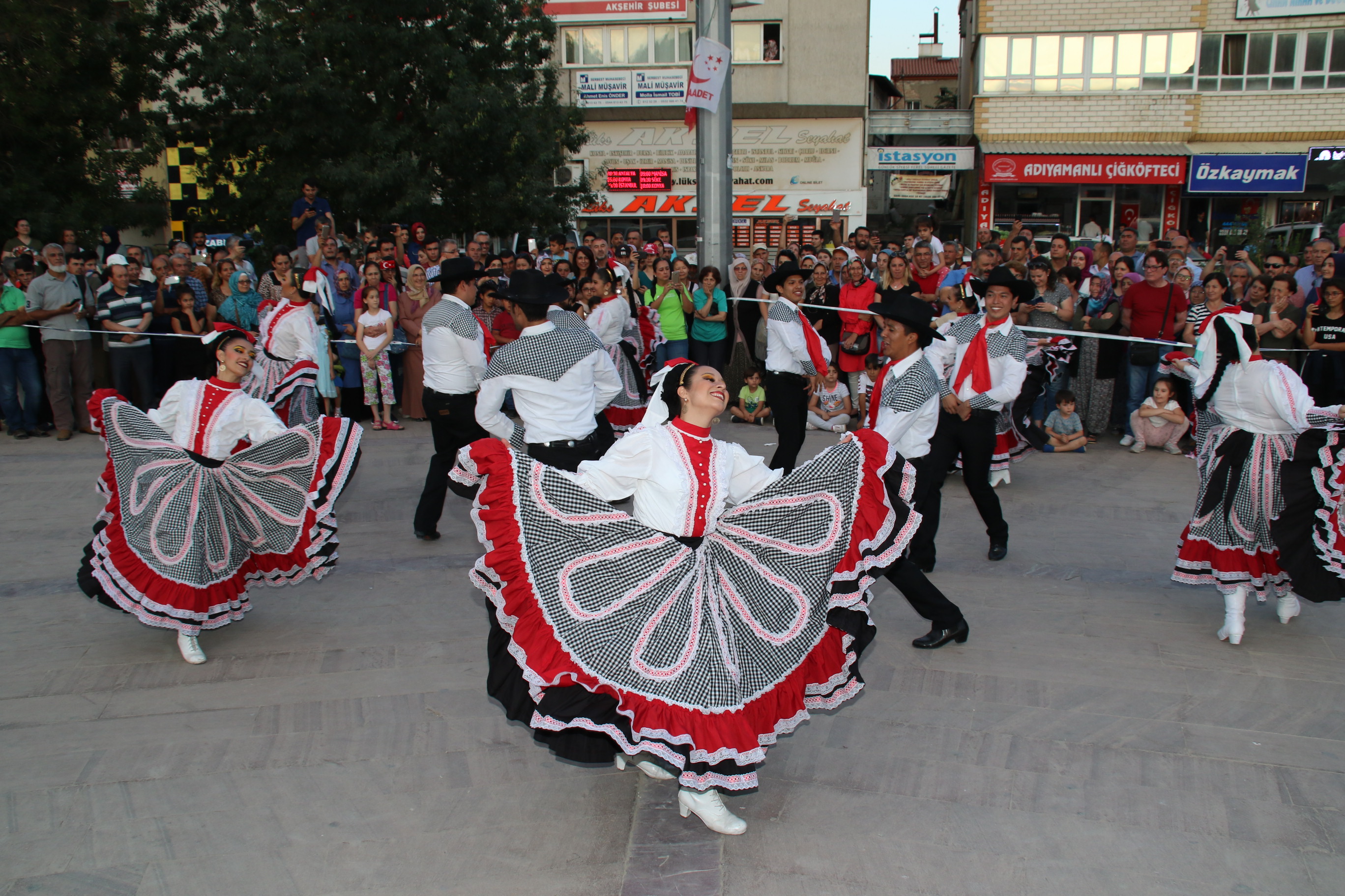 Uluslararasi halk danslari 012