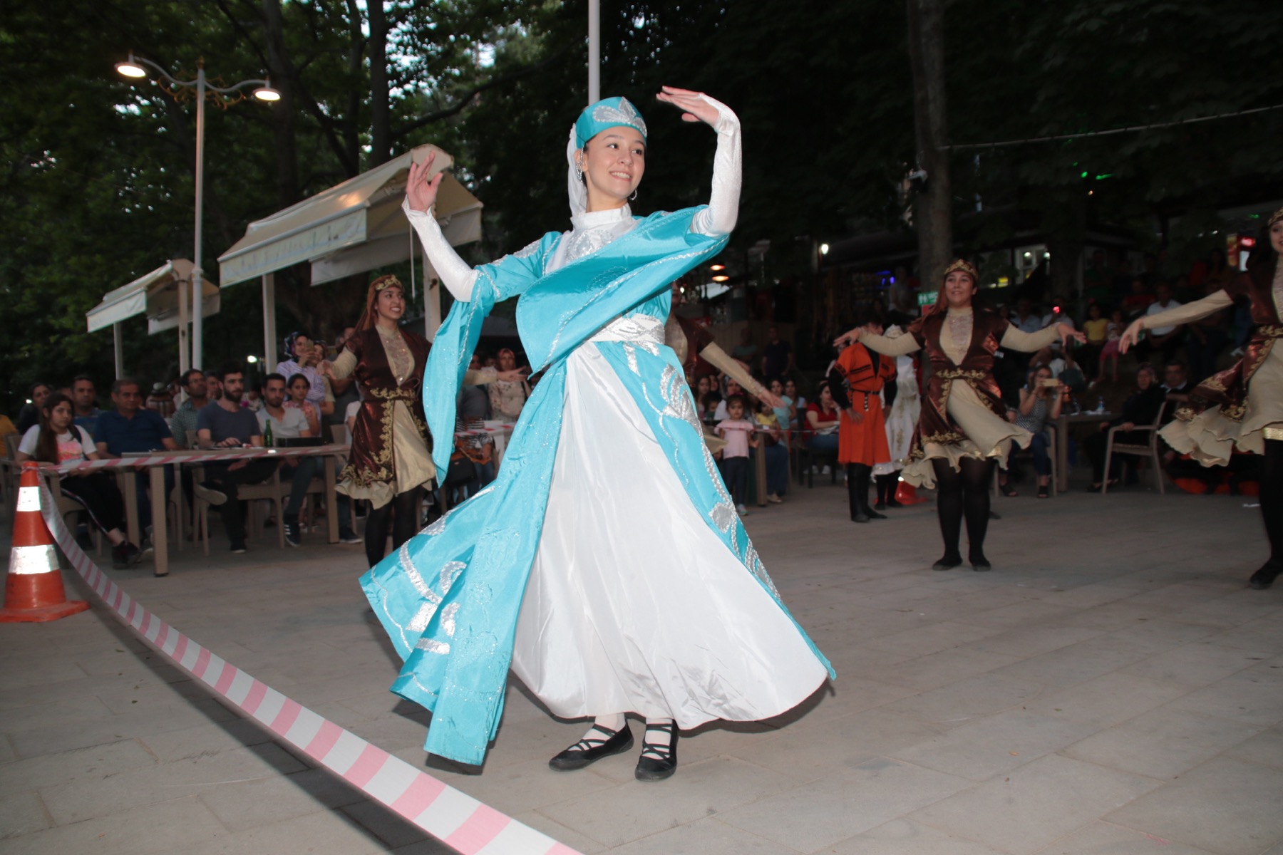 Uluslararasi halk danslari 017