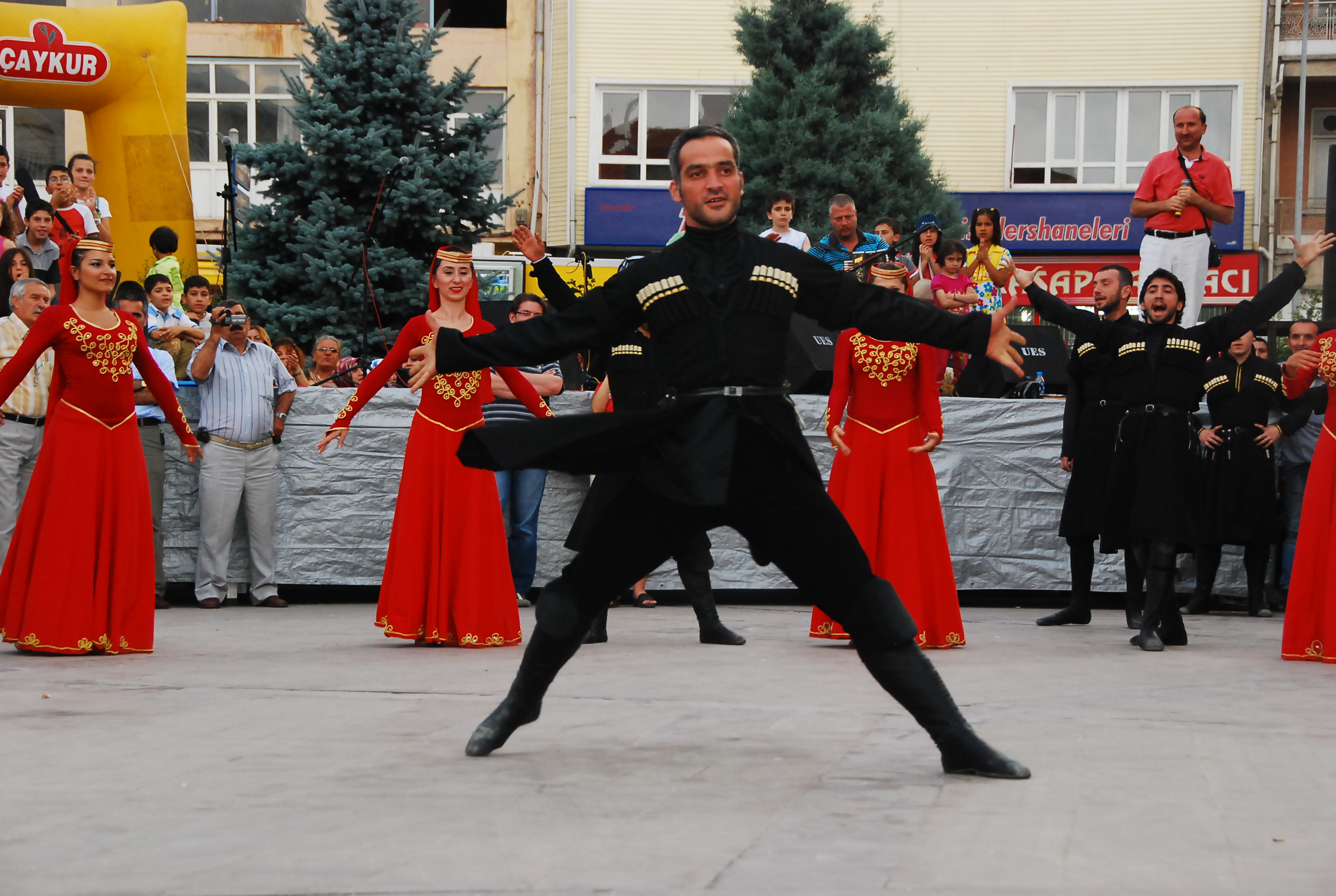 Uluslararasi halk danslari 041