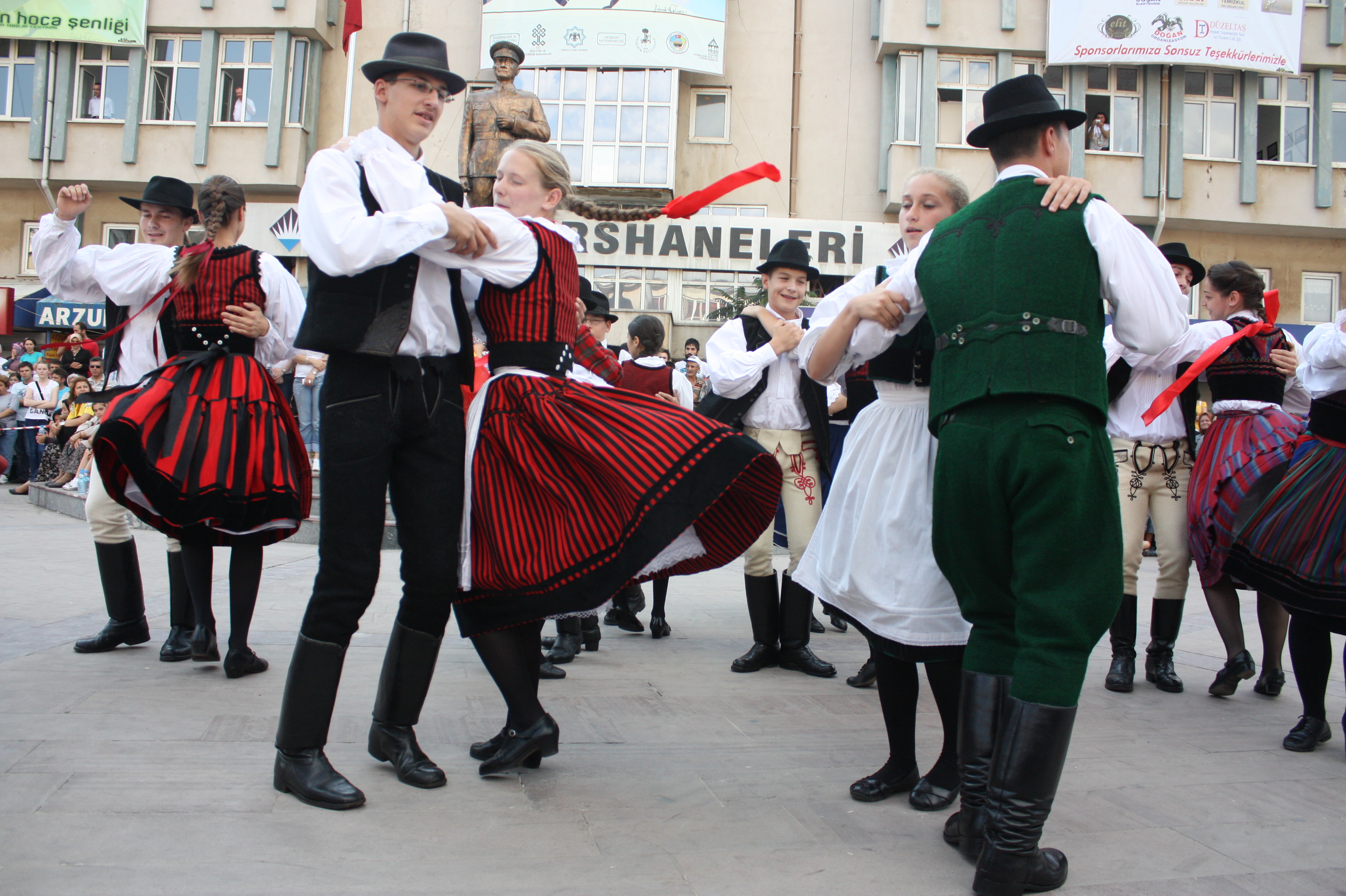 Uluslararasi halk danslari 044